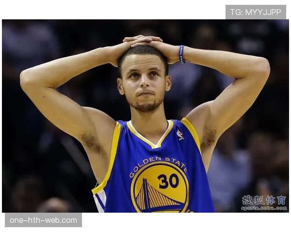 刷到斯蒂芬·库里给儿子试鞋，价格一看我直接怀念起地摊货